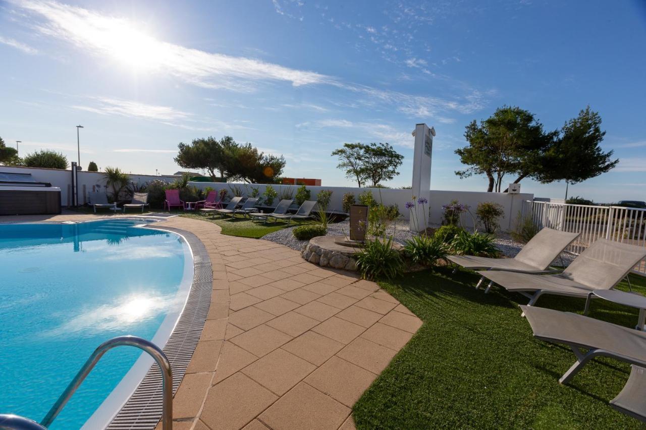 Hotel Restaurant Le Grand Large - Face A La Plage - Ile De Re Rivedoux Plage Bagian luar foto