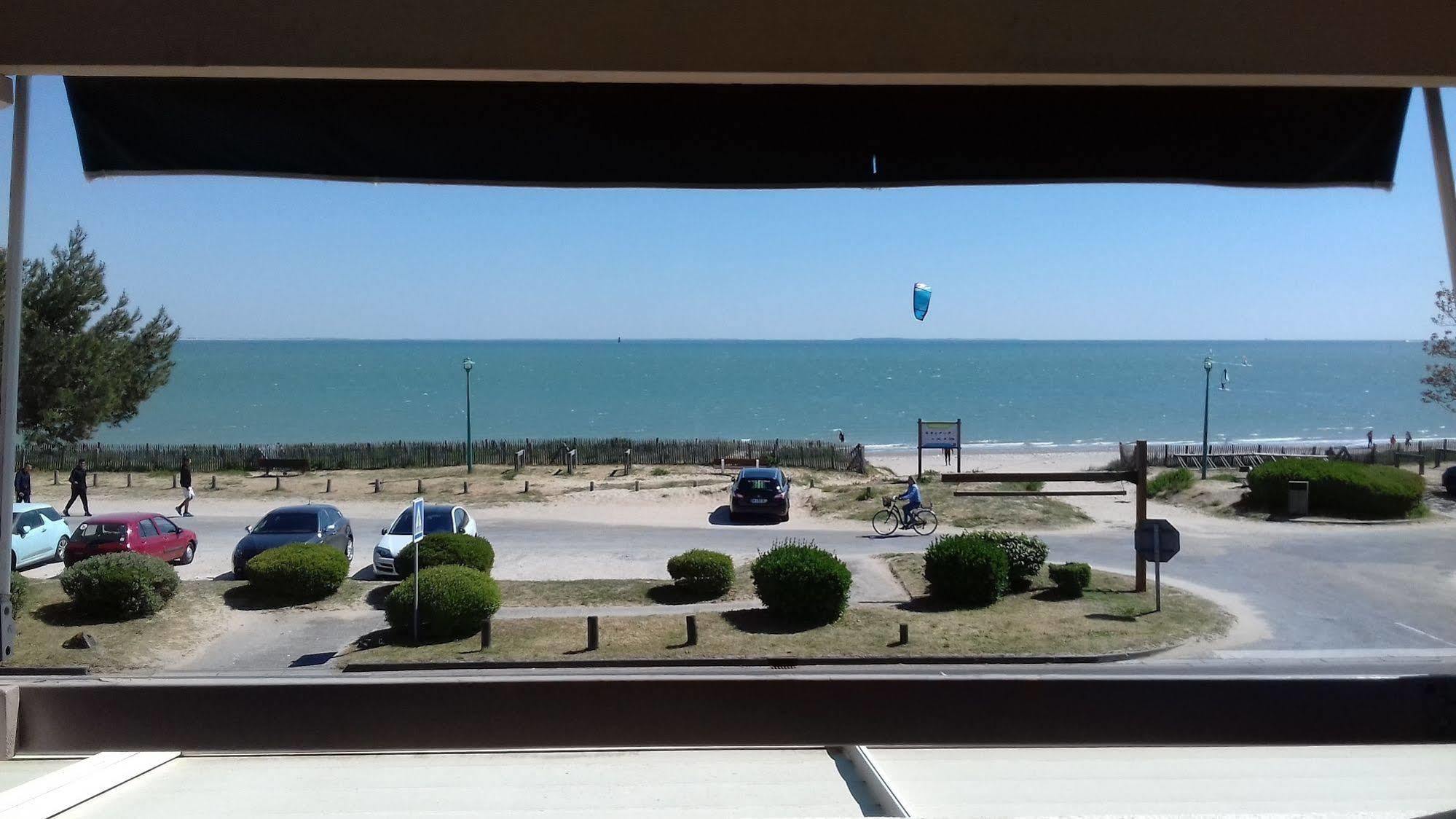 Hotel Restaurant Le Grand Large - Face A La Plage - Ile De Re Rivedoux Plage Bagian luar foto